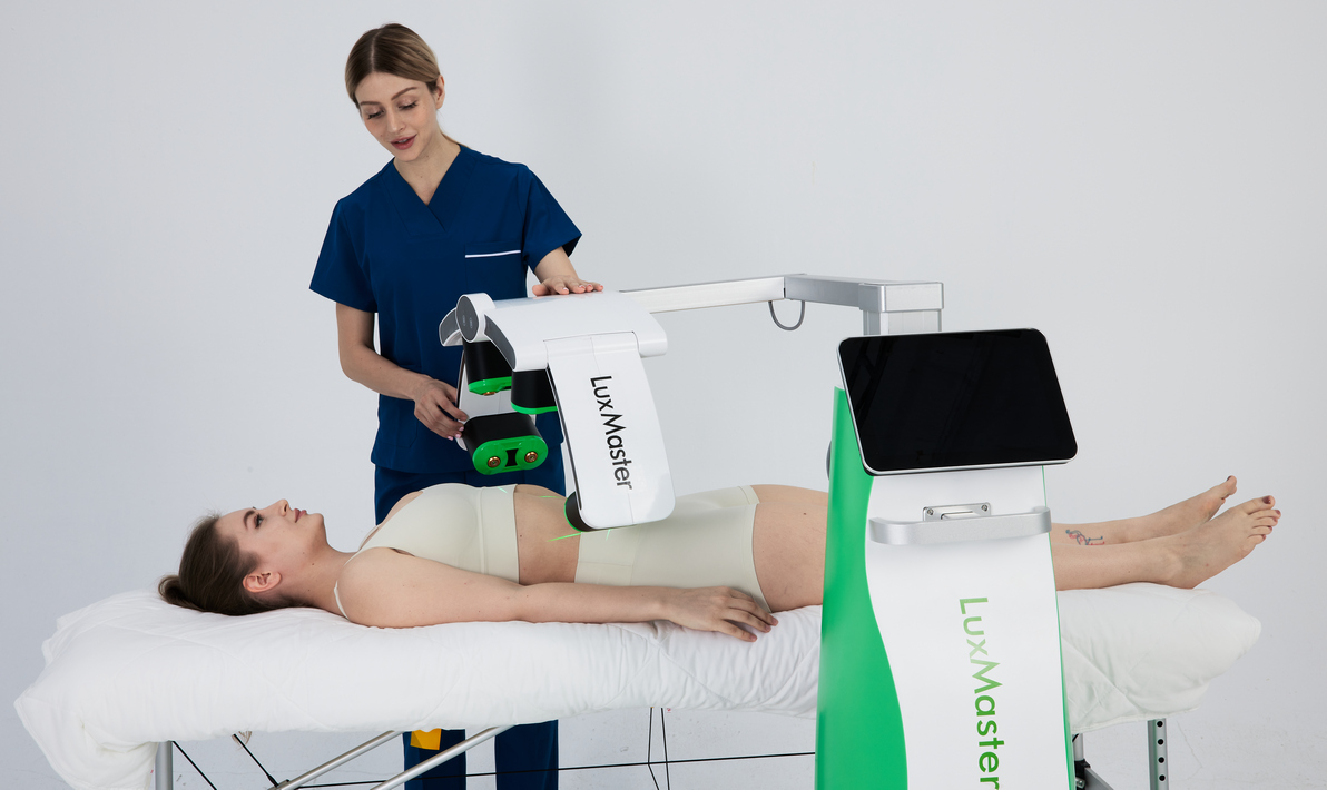 LUXMASTER SLIM 1 LR03 low level laser therapy luxmaster slim laser machine with two women operation